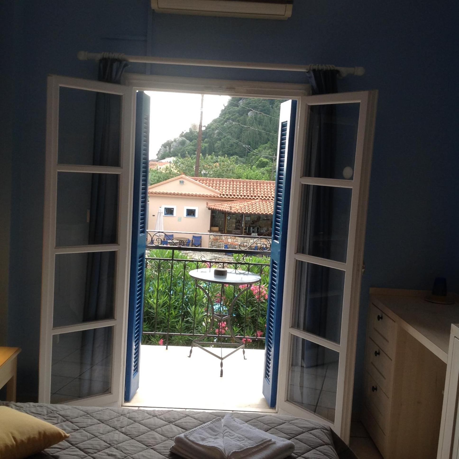 Hotel Nostos Frikes Стая снимка